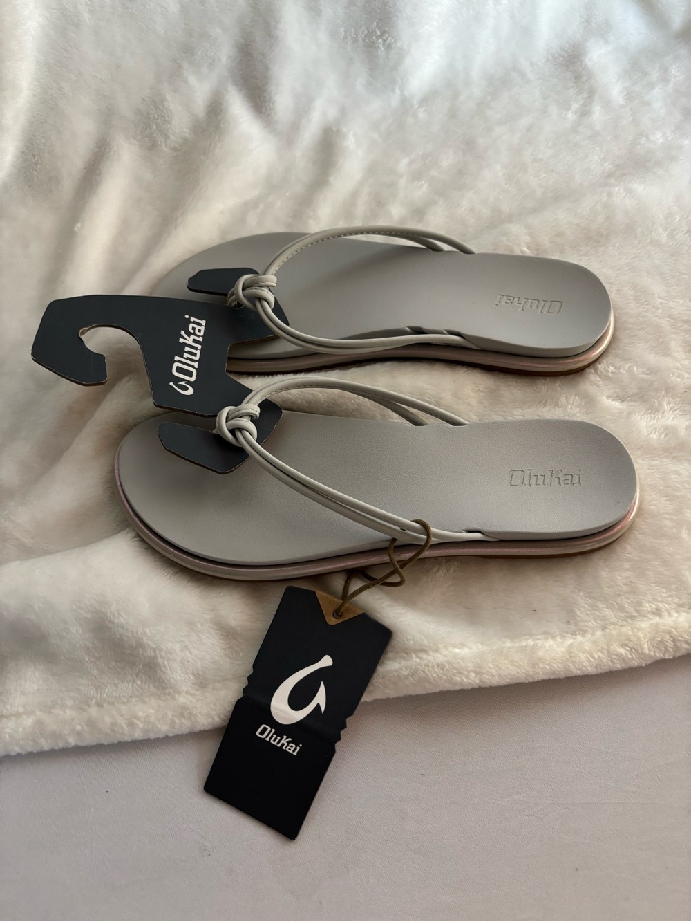OluKai AKA Womens Iridescent Vapor Sandals Flip Flops  Size 8 NWT